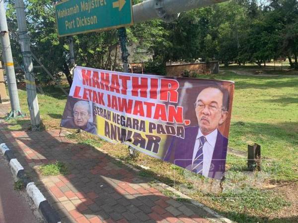 Kain rentang gesa Perdana Menteri meletakkan jawatan di Port Dickson.