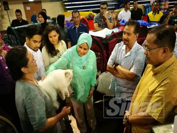 Sultan Mizan dan Sultanah Nur Zahirah bersama dua anakanda berkenan melawat ke ruang pameran.