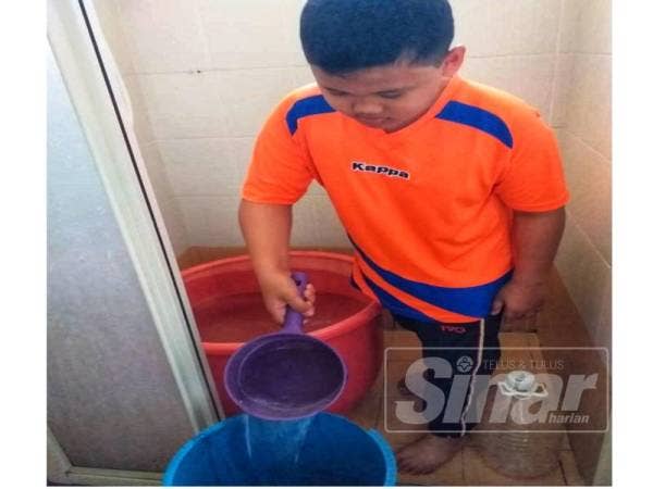 Ketiadaan air menyebabkan penduduk terpaksa menggunakan air seminimum mungkin bagi mengelak terputus bekalan sebelum gangguan air pulih sepenuhnya.