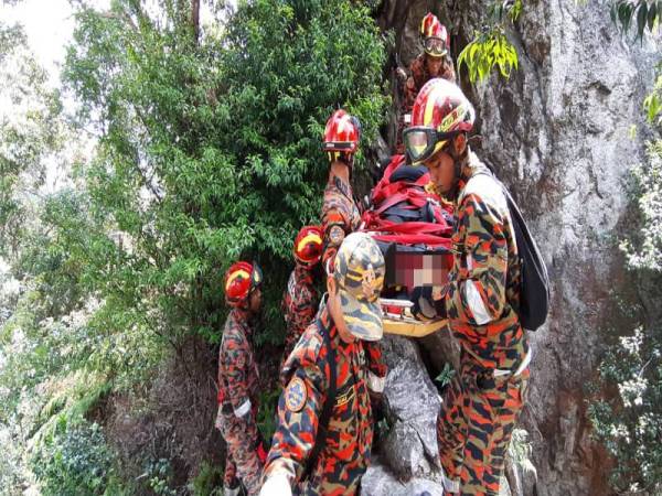 Mangsa yang dilaporkan terjatuh dari ketinggian 15.24 meter dari puncak Bukit Batu Condong, Kemensah, pagi tadi disahkan meninggal dunia. - FOTO JBPM SELANGOR