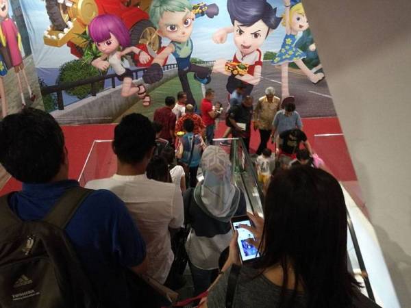 Pengunjung di tingkat atas diminta segera mengosongkan aras tersebut.