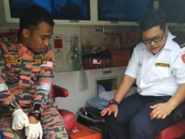 Nohhasmimi yang cedera di tangan menerima rawatan oleh anggota EMRS.