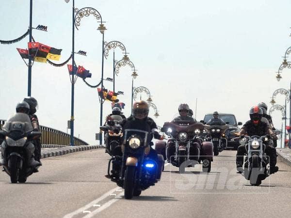 Sultan Johor, Sultan Ibrahim Sultan Iskandar mengetuai rombongan Kembara Mahkota Johor ke Muar.