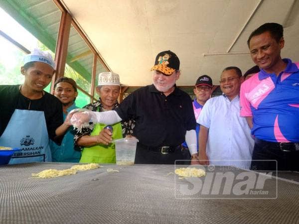 Sultan Johor, Sultan Ibrahim Sultan Iskandar berkenan mencuba pembuatan mi siput.