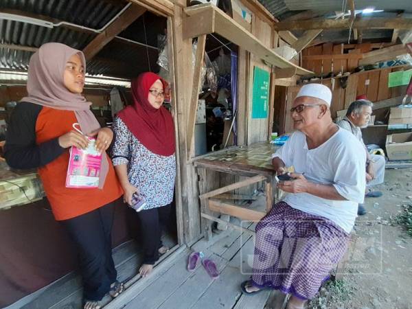Hamzah (kanan) mendengar cerita mengenai kesukaran Jamilah (tengah) menghubungi suaminya semasa ternampak harimau di depan kedai runcitnya.