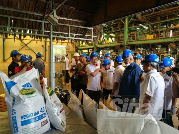 Mahfuz ketika sesi lawatan ke kilang MNFSB hari ini.