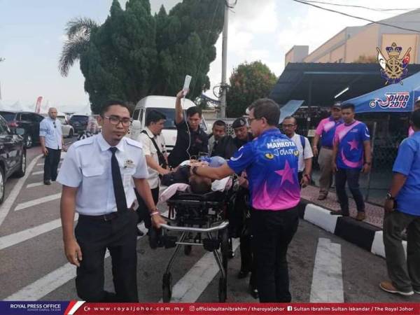 Pasukan perubatan peribadi Sultan Johor memberi rawatan kepada seorang anggota polis yang rebah di Pontian ketika KMJ pagi tadi.Facebook 'Sultan Ibrahim Sultan Iskandar@officialsultanibrahim
