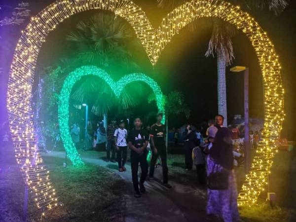 Pengunjung tidak melepaskan peluang bergambar kenangan di karnival tersebut.