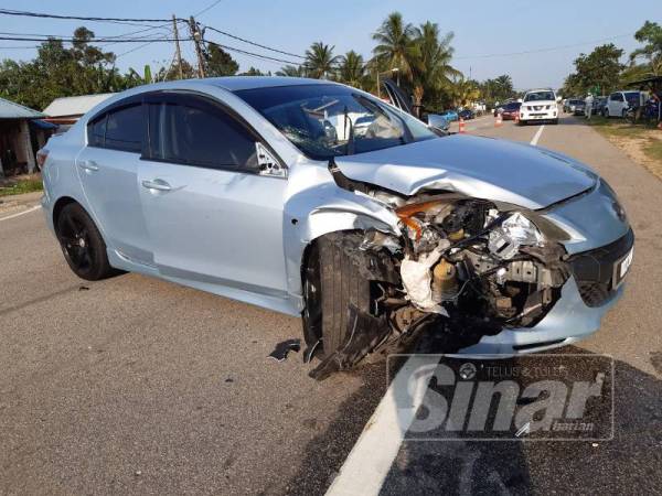 Keadaan kereta yang remuk di bahagian hadapan selepas kemalangan.