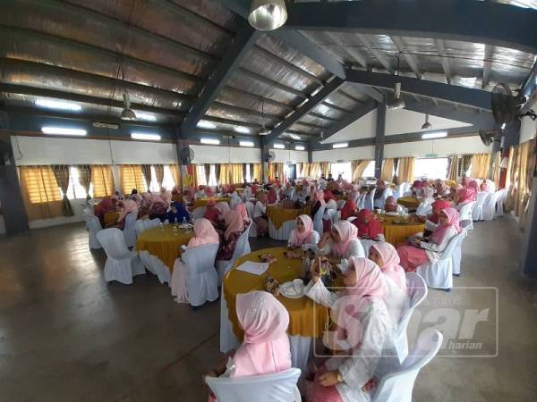 Antara perwakilan yang menghadiri Mesyuarat Perwakilan Puteri UMNO Bahagian Kota Raja di Dewan Apartmen Sri Ayu Bandar Putra Klang hari ini.