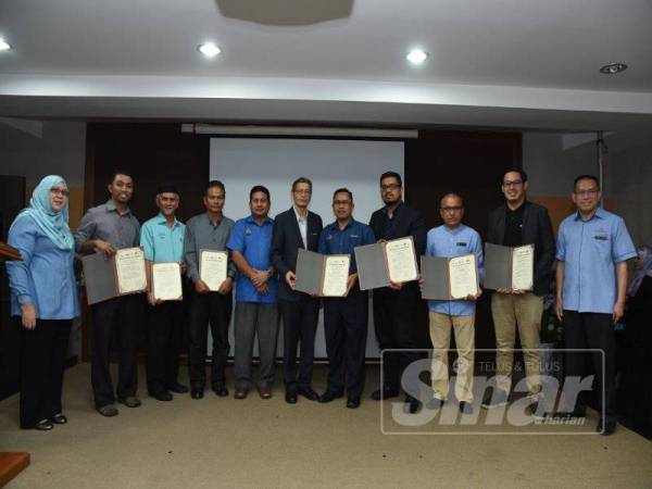 Samsuri (tengah) bersama Mohd Daud (lima dari kanan) ketika majlis menandatangani kolaborasi (CoC) dan penyerahan memorandum persefahaman (MoU) bersama industri sempena program Career Day, di sini.