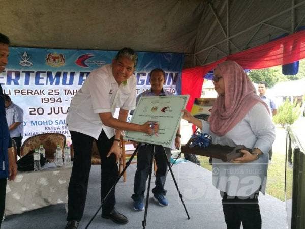 Mohd Sallehuddin menandatangani plag sebagai simbolik perasmian Sambutan Jubli Perak 25 tahun Taman Laut Malaysia di Pulau Tioman di sini, semalam.