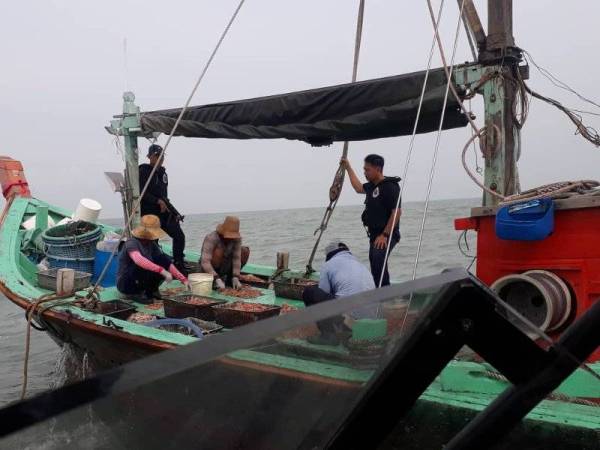 PPM menahan empat warga Indonesia di perairan Laut Kuala Selangor di sini semalam.