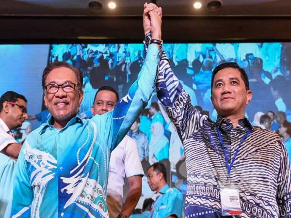 Gambar Presiden PKR, Datuk Seri Anwar Ibrahim bersama timbalannya, Datuk Seri Mohamed Azmin Ali yang dirakam pada Kongres PKR ke-13 di IDCC Shah Alam, November tahun lalu. - FOTO SHARIFUDIN ABDUL RAHIM
