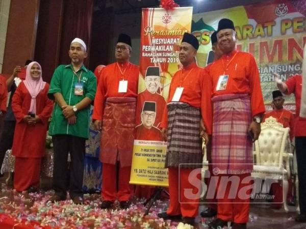 Saarani (dua dari kanan) menyempurnakan perasmian Mesyuarat Perwakilan UMNO Bahagian Sungai Siput di Dewan Konvensyen Sungai Siput, di sini hari ini.
