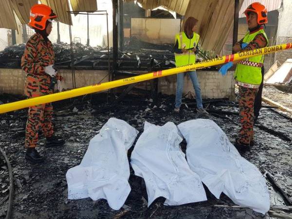 Tiga sekeluarga iaitu Sharifah Azlina Syed Kassim, 37, dan dua anaknya, Muhammad Haikal Hakimi Hairol, 11, dan Muhammad Adam Daniel, 7, maut dalam kebakaran melibatkan empat buah rumah di perkampungan Sungai Isap 2, hari ini. Kebakaran kira-kira 7.45 pagi itu turut mencederakan empat orang dan mereka dirawat di Hospital Tengku Ampuan Afzan. - Foto Bernama