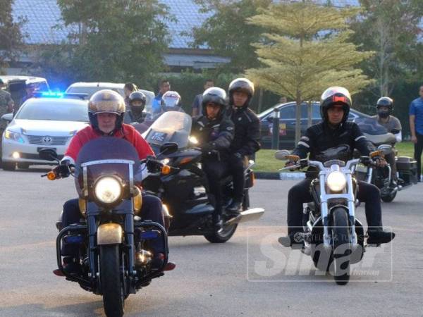 Sultan Johor, Sultan Ibrahim Ibni Almarhum Sultan Iskandar berangkat dari Istana Muar ke Labis.