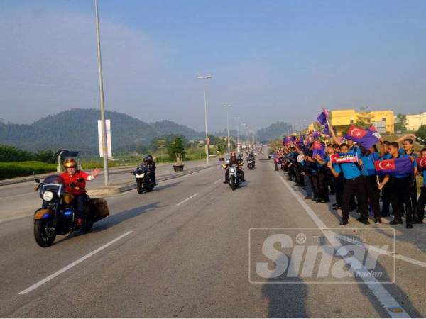 Sultan Johor, Sultan Ibrahim Ibni Almarhum Sultan Iskandar melambai rakyat yang menanti di tepi jalan.