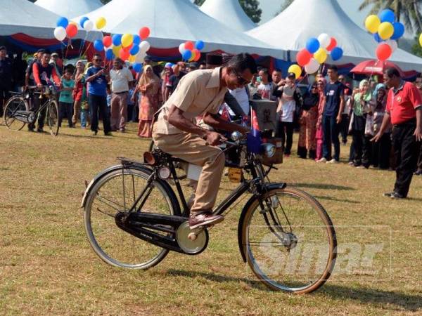 Pertandingan mengayuh basikal tua paling perlahan yang disaksikan oleh Sultan Johor.
