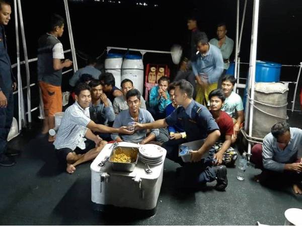 Kesemua 17 mangsa kebakaran bot nelayan berjaya diselamatkan dan dipindahkan ke bot KM Marlin untuk diberikan bantuan susulan.