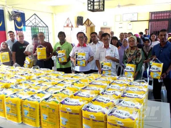 Chee Leong menyempurnakan Program Penyerahan Lampin Pakai Buang Dewasa DUN Kota Laksamana, di Balai Raya Kampung Morten, di sini hari ini.