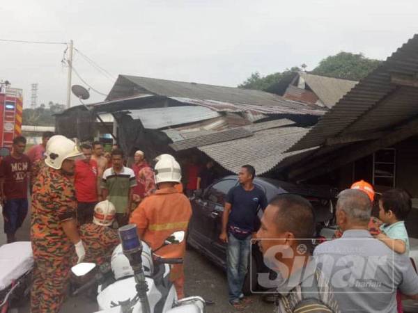 Keadaan dua rumah yang rosak akibat dirempuh pacuan empat roda dipandu seorang lelaki yang hilang kawalan, dalam kejadian di Kampung Sungai Rengas, hari ini.