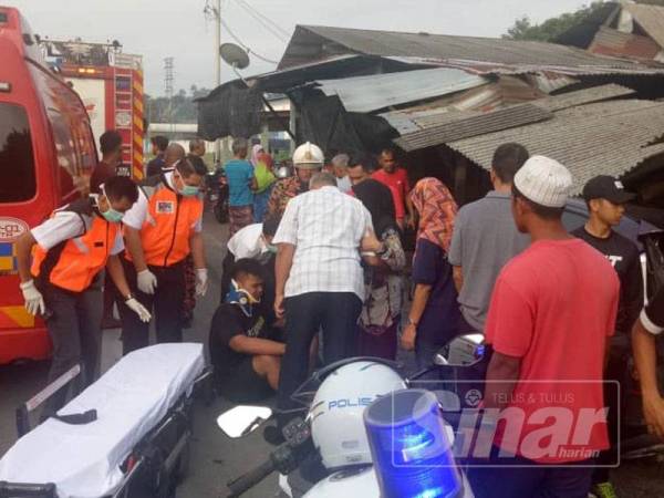 Pemandu pacuan empat roda (duduk) sedang diberi rawatan di lokasi sementara dibawa ke Hospital Sultanah Nur Zahirah (HSNZ) untuk mendapatkan rawatan susulan.