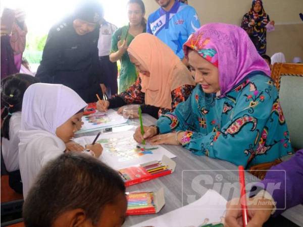 Raja Zarith Sofiah mencemar duli turut serta dalam pertandingan mewarna kanak-kanak Pra-sekolah