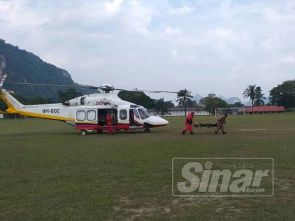 Anggota bomba membantu membawa mangsa wanita yang mengalami kecederaan ketika mendaki Gunung Korbu, Hulu Kinta ke hospital dengan menaiki helikopter petang tadi.