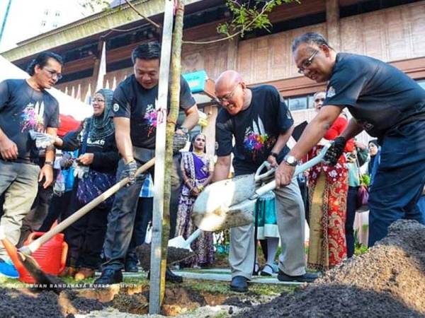 Gimik penanaman pokok melaka oleh Nor Hisham (tengah) dan Mansor (kanan) di Jalan Melaka sebagai simbolik kerjasama antara MBMB dengan DBKL selama 30 tahun, hari ini.