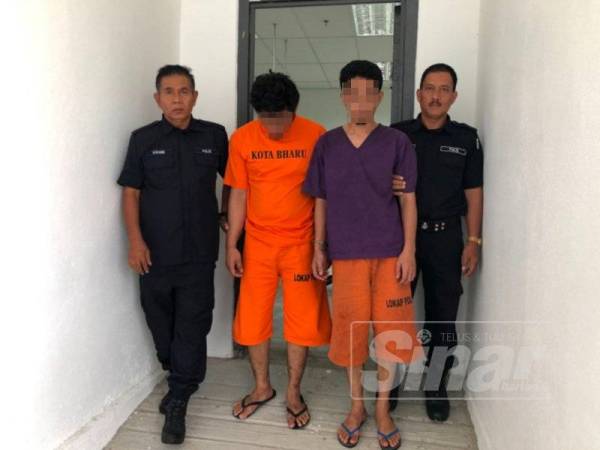 Mohd Ariffadilan (dua,kiri) dan Muhamad Ezzaq Tasnim dikawal ketat polis ketika keluar dari mahkamah sesyen selepas dituduh, hari ini.