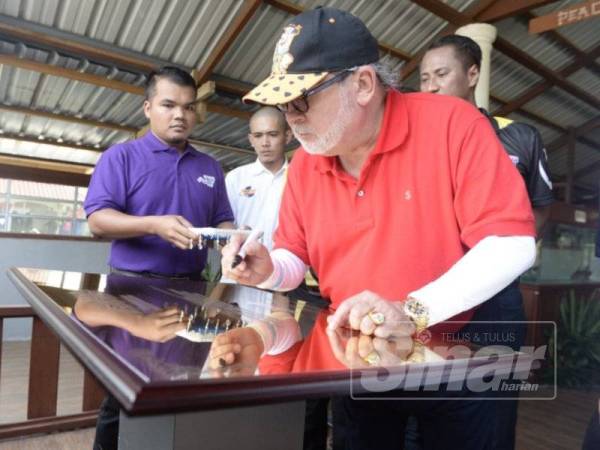 Sultan Johor, Sultan Ibrahim Sultan Iskandar berkenan menyaksikan ikan kelah di Far East Planet.