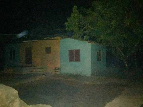 Keadaan rumah keluarga Shahril Apipie gelap gelita kerana semua ahli keluarga ke Kuala Lumpur untuk urusan pengurusan jenazah.