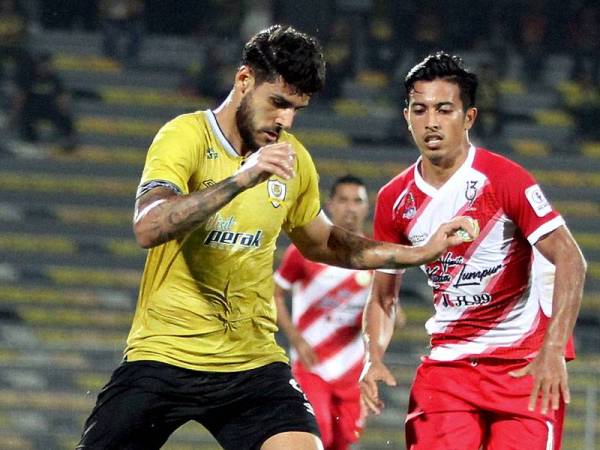 Pemain pasukan Perak Ronaldo Henrique Silva (kiri) cuba merebut bola dengan pemain Kuala Lumpur Zhafri Yahya (kanan) pada aksi Liga Super Malaysia 2019 Perak menentang Kuala Lumpur. FOTO BERNAMA