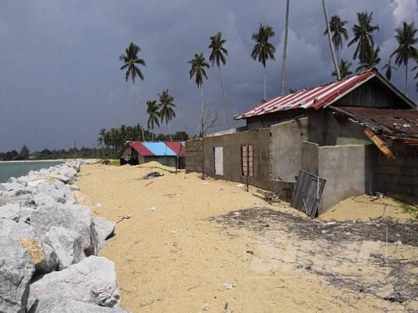 Keadaan rumah Suhaiza dari luar sudah ditimbusi pasir yang dibawa ombak.