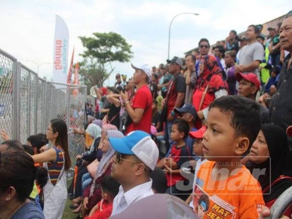 Orang ramai menyaksikan Cub Prix Malaysia Petronas di Pontian.