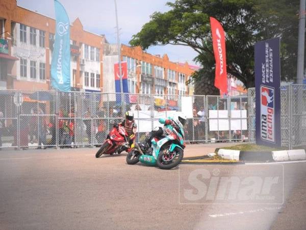 Aksi pelumba Cub Prix Malaysia Petronas di Pontian.