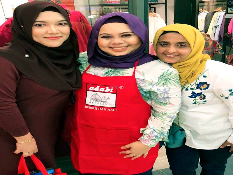Kenangan Kak Leen bersama Kak Yatie (tengah) dan Zaleha Masterchef UK pada satu program yang pernah dihadiri beberapa bulan lalu.