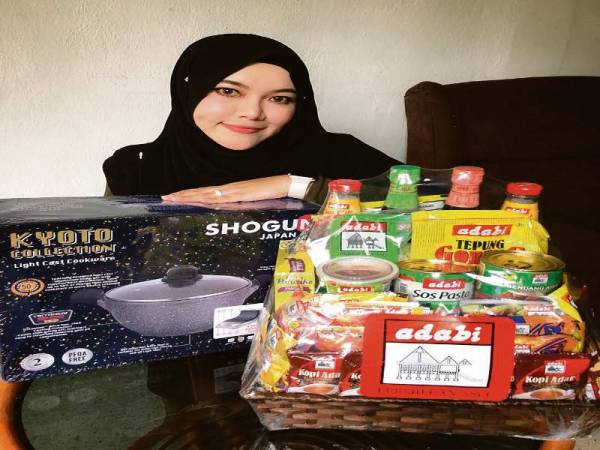 Pensyarah jelita ini gembira bersama hadiah yang dimenanginya selepas dinobatkan sebagai juara pada satu pertandingan memasak yang dianjurkan oleh Adabi tidak lama dahulu.