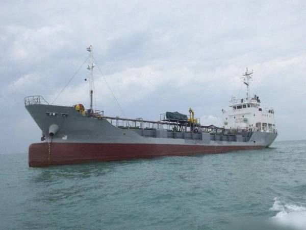 Kapal tangki yang berjaya ditahan Maritim Malaysia ZMTS kerana berlabuh tanpa kebenaran di perairan Johor Timur, petang semalam.