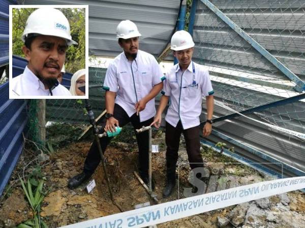 Mohd Fazil (kiri) semasa melihat sambungan paip air yang dilakukan secara haram. (Gambar kecil: Mohd Fazil Ismail)
