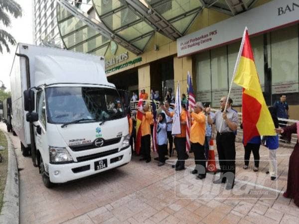 Exco Permodenan Pertanian dan Industri Asas Tani Selangor Ir Izham Hashim merasmikan Program Flag Off Produk Negeri Selangor ke Malaysia Fest 2019 di Wisma PKPS di sini.
