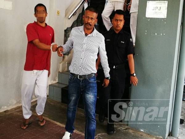 Tertuduh (tengah) didakwa mencederakan seorang pengusaha kilang.