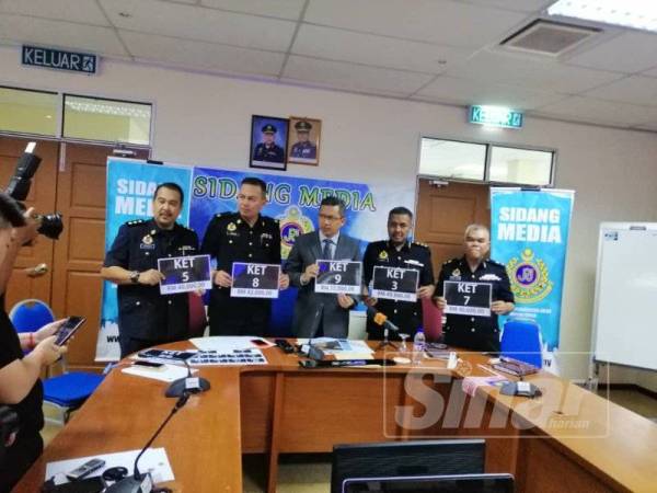 Ismasuhaimi (tengah) menunjukkan nombor pendaftaran kenderaan KET mendapat bidaan tertinggi pada sidang media di Ibu Pejabat JPJ Kedah hari ini.