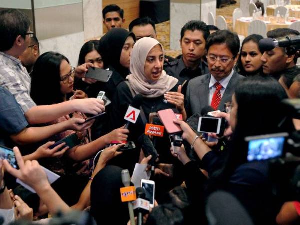 Ketua Pesuruhjaya Suruhanjaya Pencegahan Rasuah Malaysia (SPRM) Latheefa Koya (tengah) menjawab pertanyaan media selepas menghadiri Bengkel Serantau Mempromosi Ketelusan Pemunya Benifisiari di Asia Tenggara hari ini. - Foto Bernama