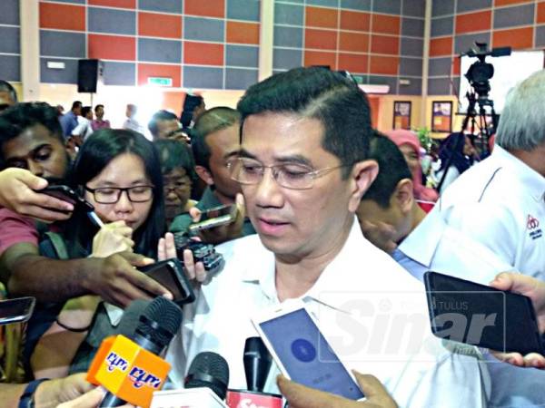 Mohamed Azmin ketika ditanya pemberita di Dewan Besar Felcra Bandar Seberang Perak, di sini hari ini.
