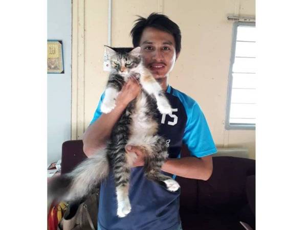 Mohd Norazam mendukung kucing peliharaannya yang membawa kepada penemuan seorang bayi perempuan di Jalan Dusun Muda.