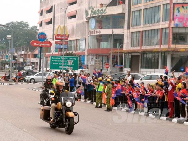 Sultan Johor, Sultan Ibrahim Sultan Iskandar melambai tangan kepada rakyat di Kota Tinggi.