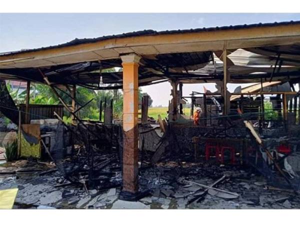 Kedai roti canai yang musnah dalam kebakaran, semalam.