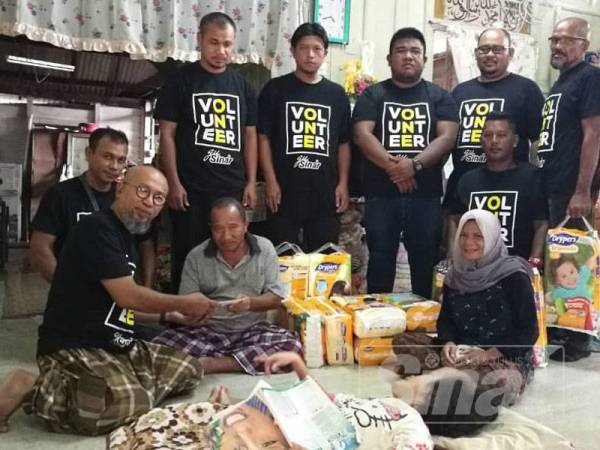 Gu Sinar menyampaikan sumbangan kepada Osman bagi membantu meringankan beban perbelanjaan keluarga itu di Kampung Pangkal Kerdas, Labok di sini.
